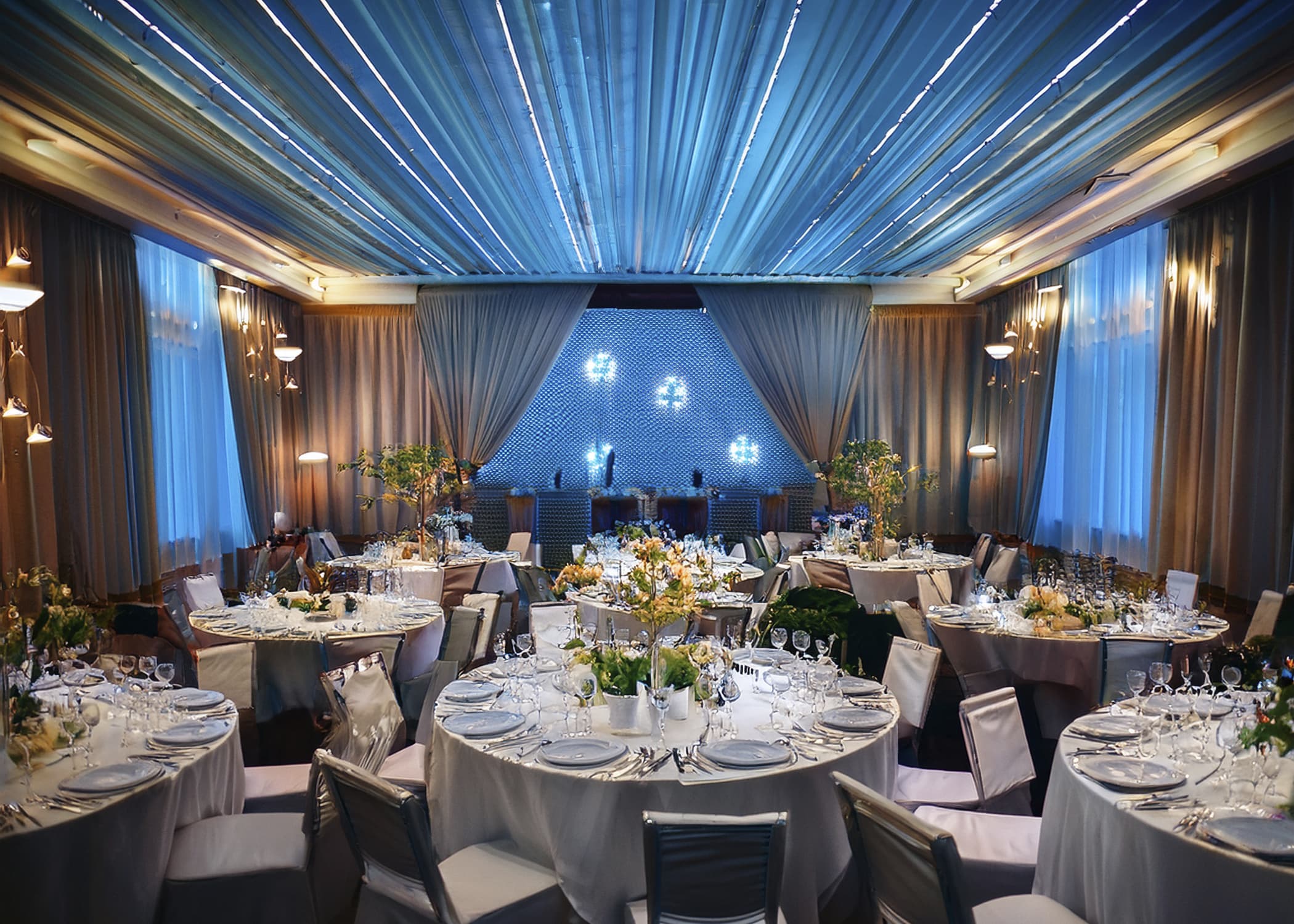 Evento gastronómico con mesas y comida